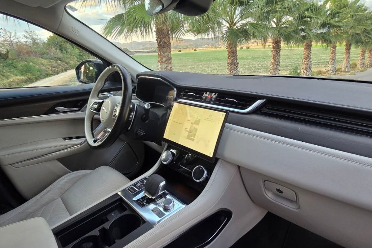 Jaguar F pace